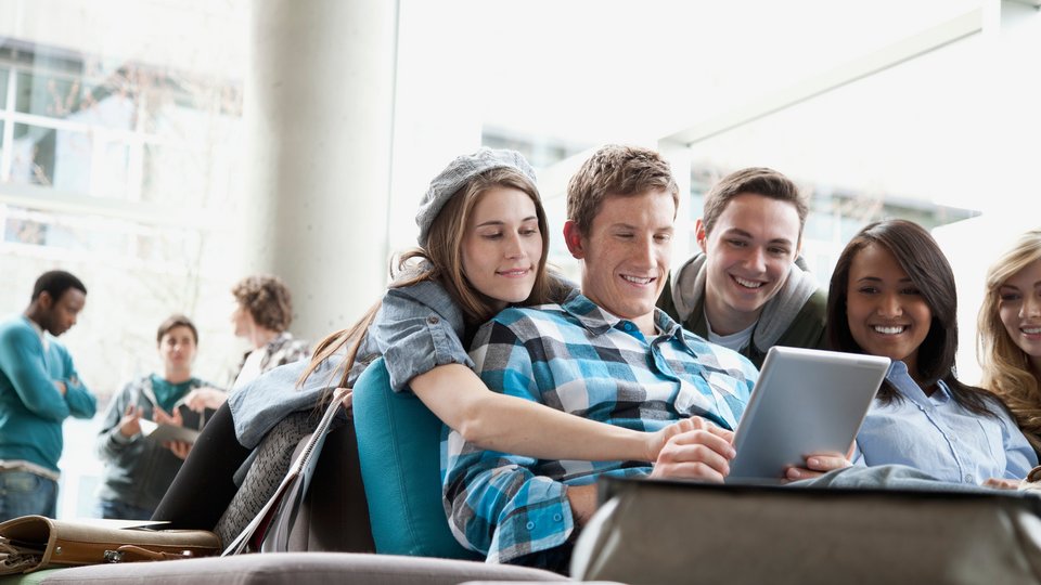 bachelor studierende angewandte mathematik und künstliche intelligenz freuen sich. bild shutterstock 247454359 hero images on off set